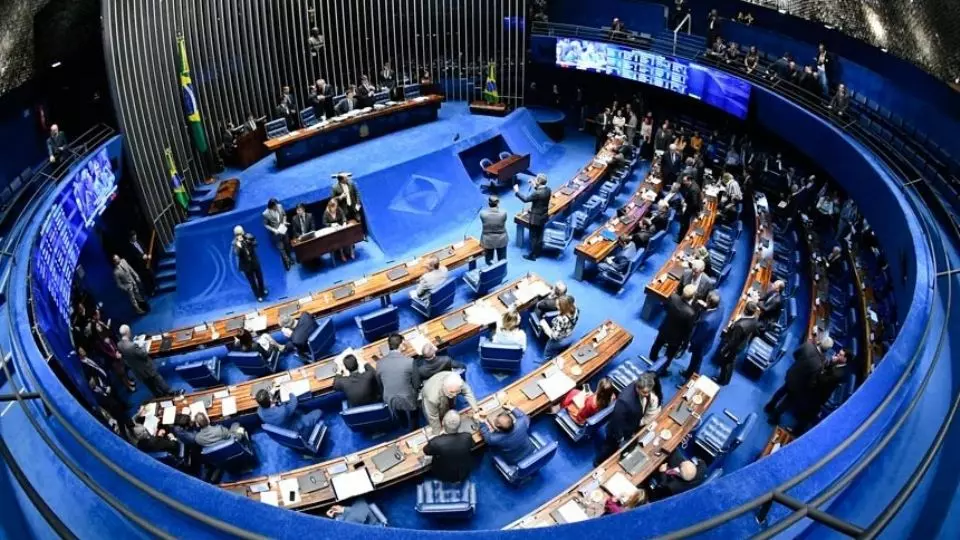 Senadores definem que vão trabalhar apenas três dias por semana e três semanas por mês em Brasília